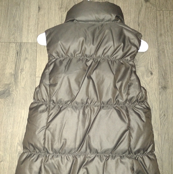 Woman's Brown Puffer GAP Vest Size Small/Tall - Picture 3 of 4